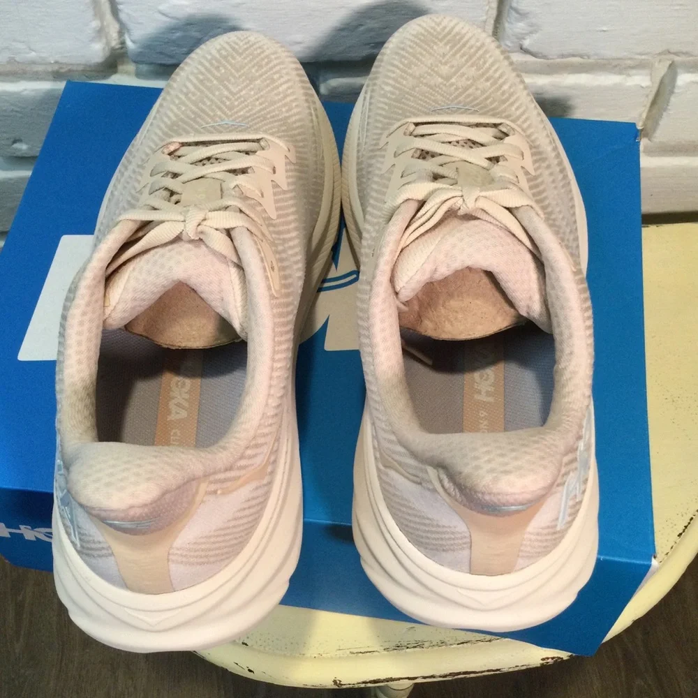 Hoka Clifton 9 Women’s 9.5B NIB in Shifting Sand Eggnog - Picture 3 of 4